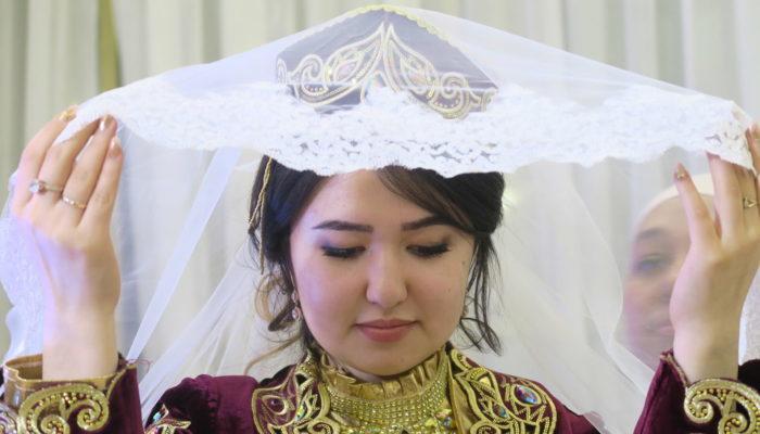 Голову невесты украшает ажурный кокошник (тайп-кош) с многочисленными подвесками. Согласно обычаю, лицо невесты должно быть закрыто. Для этого используется вуаль или завеса.