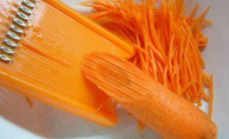 Натирание корейской моркови