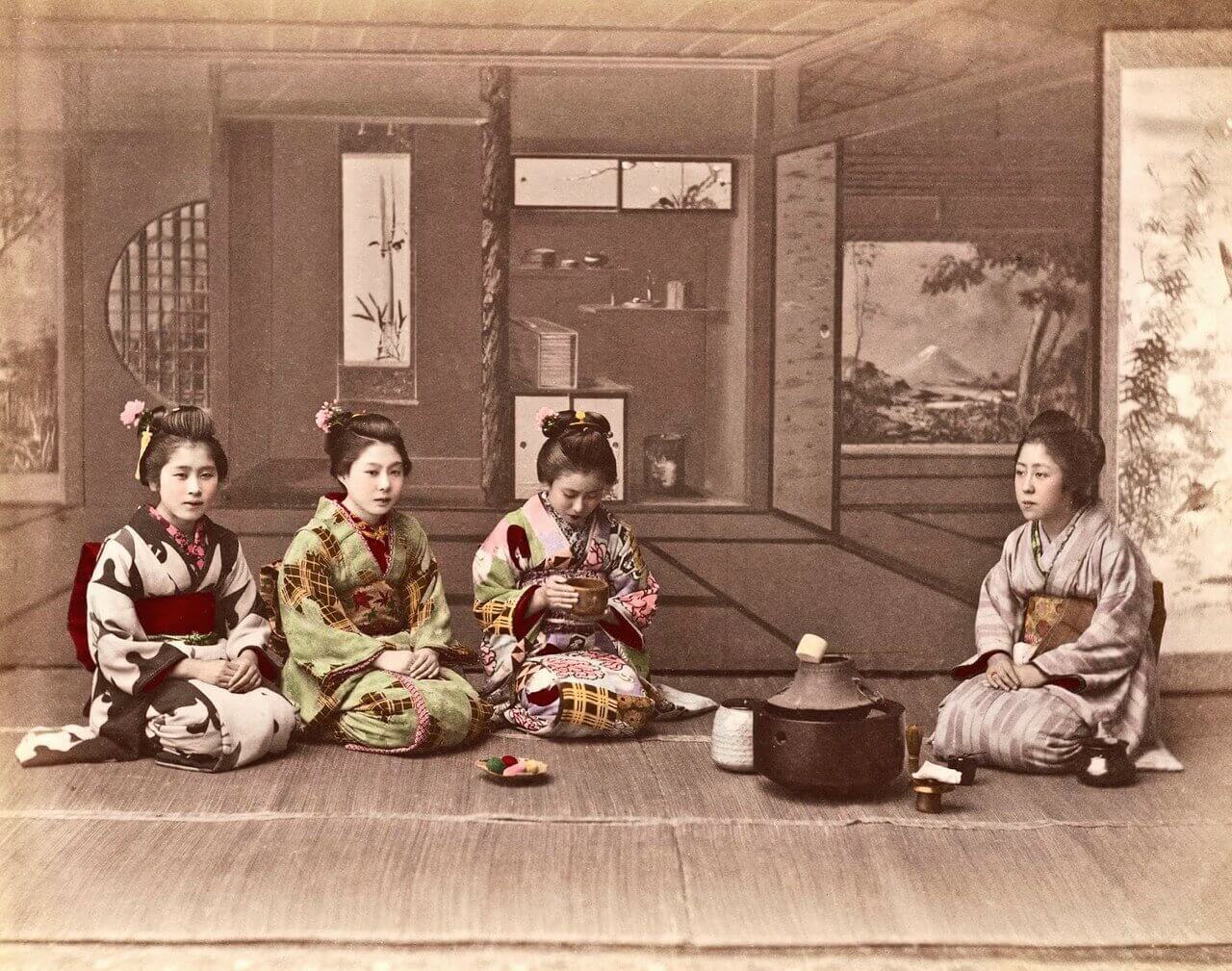 Японские девушки пьют чай
