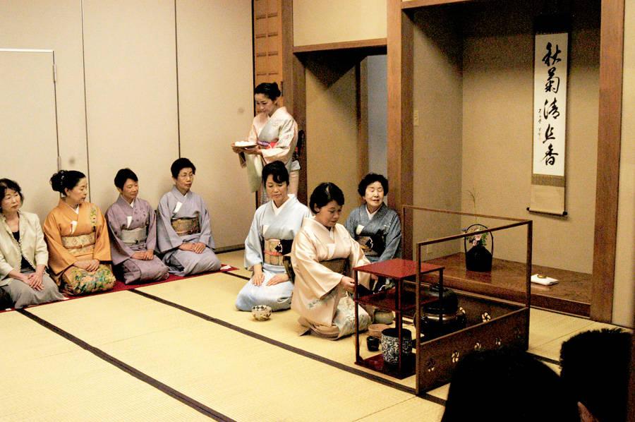 Японские студенты чайной школы