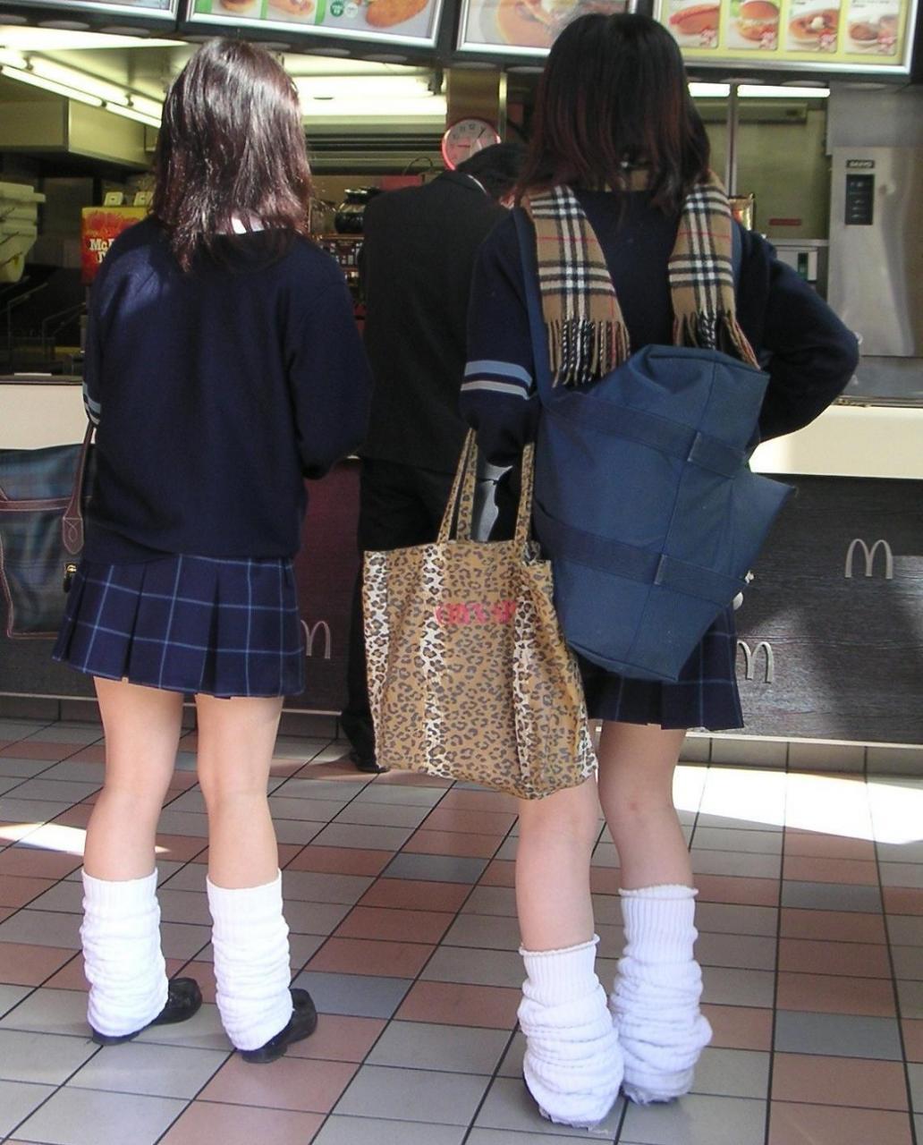 Японская девочка вернулась в школу