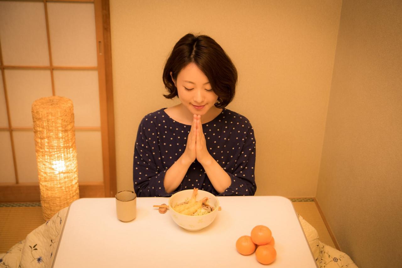 Японские женщины соединяют руки перед едой