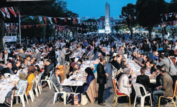 Площадь Султананаммет, турист на двоих с алкоголем 300 риа.