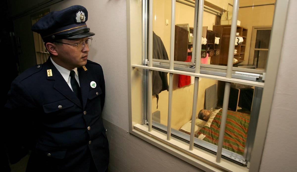 Охранники следят за заключенными в Японии