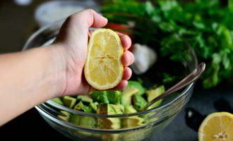 Выжмите лимонный сок на салат