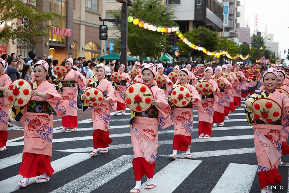 Праздничная процессия в Японии