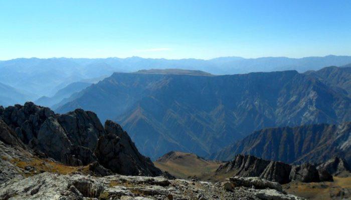 Невозможно представить Узбекистан без большого количества гор. В республике не только веерные горы с отрога, как гласит легенда, сошел барс, покровитель Самарканда. В стране есть и более красивые горы. Некоторые из них представляют собой идеальные комплексы для альпинизма, другие же просты и имеют восхождения, доступные для неопытных туристов. Только профессиональные альпинисты могут совершать восхождения на такие вершины.