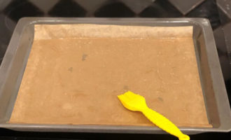 Разогрейте духовку до 75 °C. Накройте лист для выпечки пергаментной бумагой, смазанной маслом.