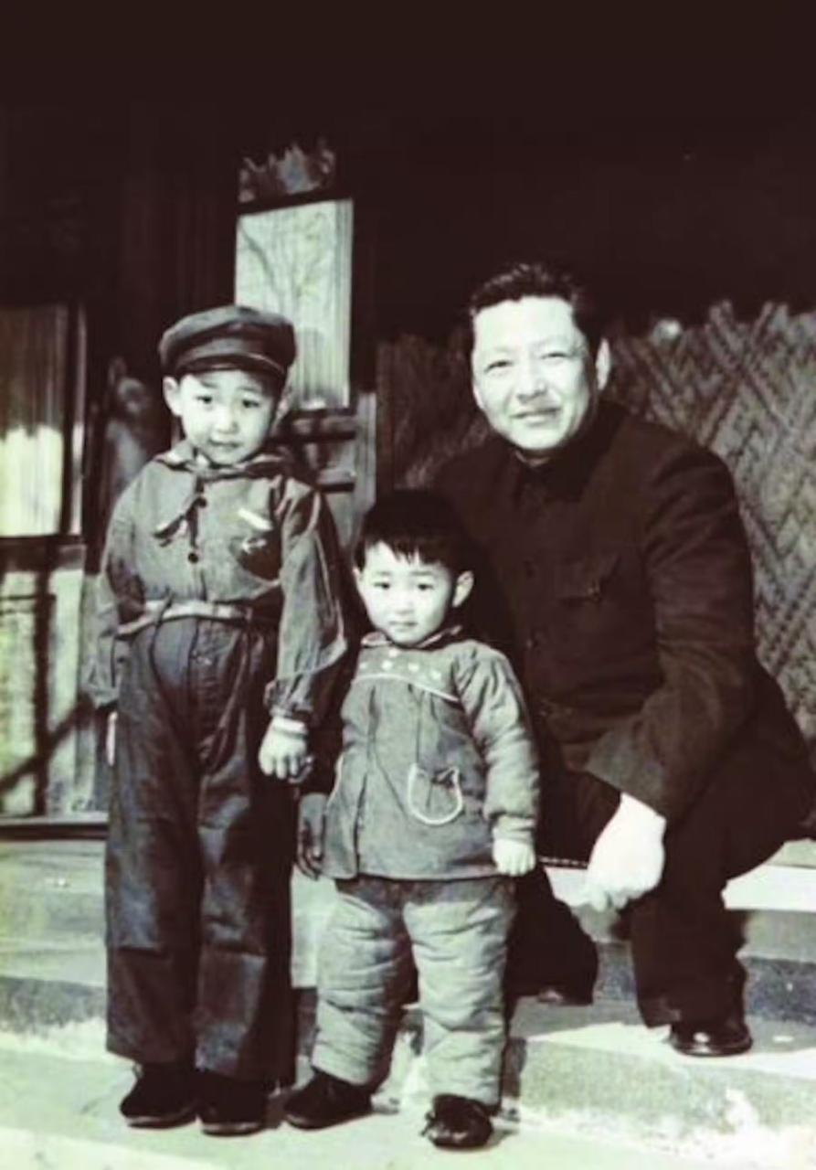 Председатель КНР Си Цзиньпин в детстве (слева)