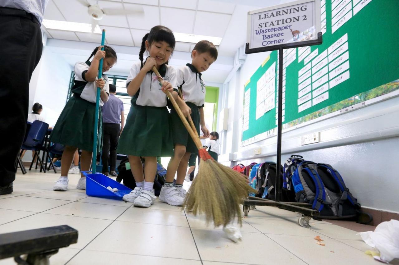 Японские студенты наводят порядок в школе