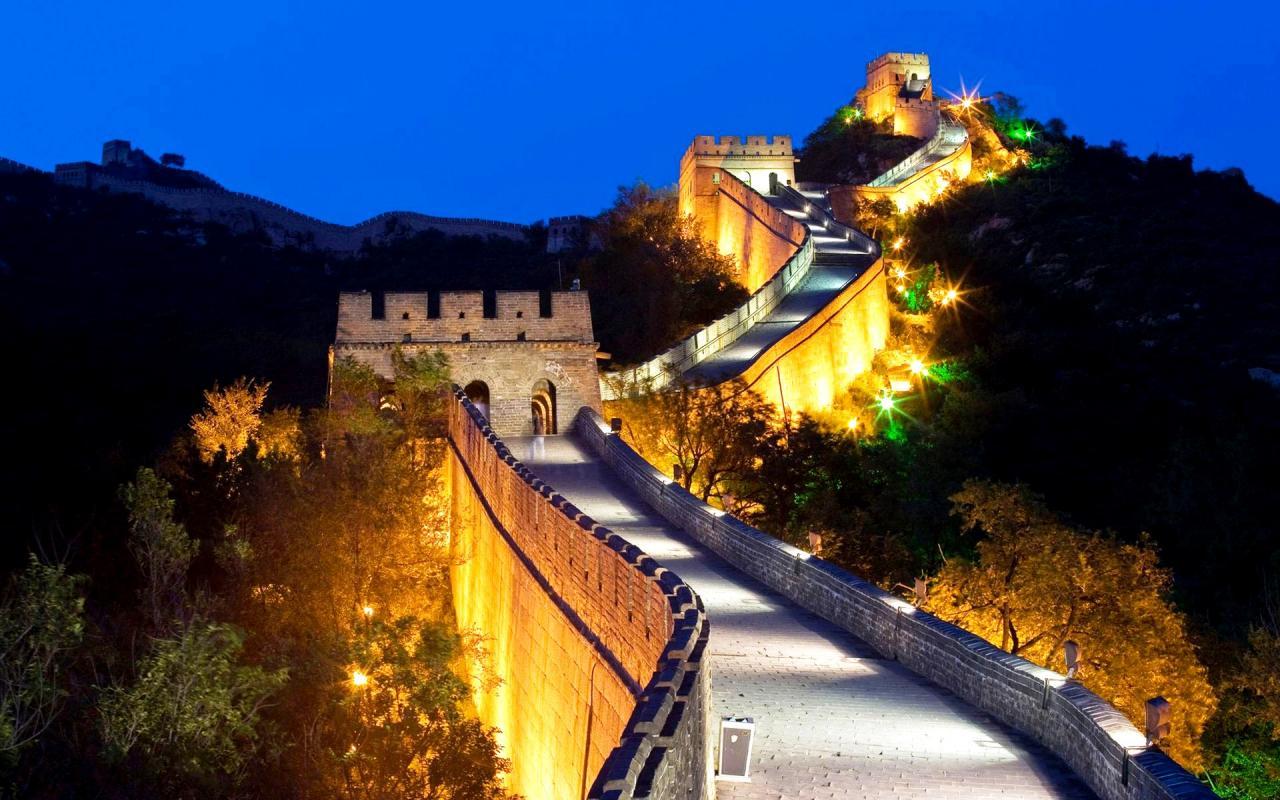 Великая Китайская стена ночью