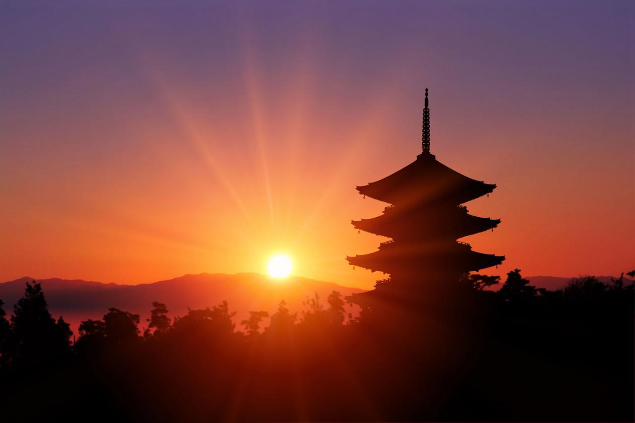 Перед храмом восходит солнце.