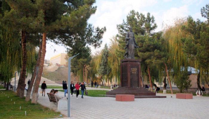 Памятник Алишеру Набою из Чирчика