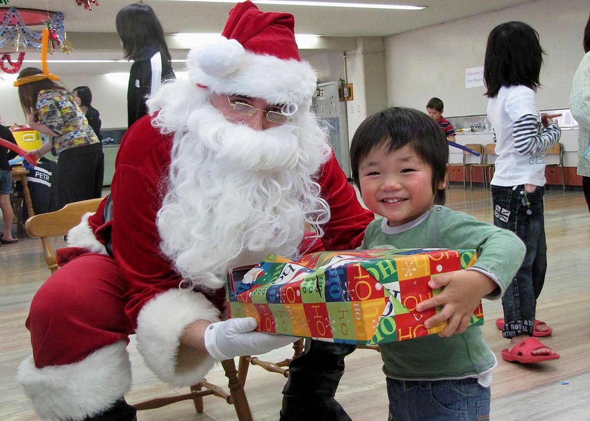 Дед Мороз и японский мальчик.